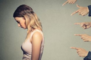 Как перестать зависеть от мнения окружающих и быть собой: советы психологов
