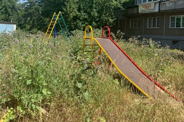 В Челябинске покрасили детскую площадку, затерянную в бурьяне
