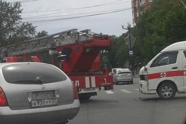 В Хабаровске «скорая» врезалась в пожарную машину