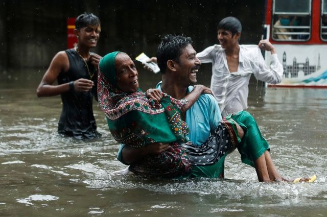 Не менее ста человек погибли в Индии из-за наводнений
