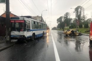 В Хмельницком столкнулись легковушка и тролейбус: пострадали три человека