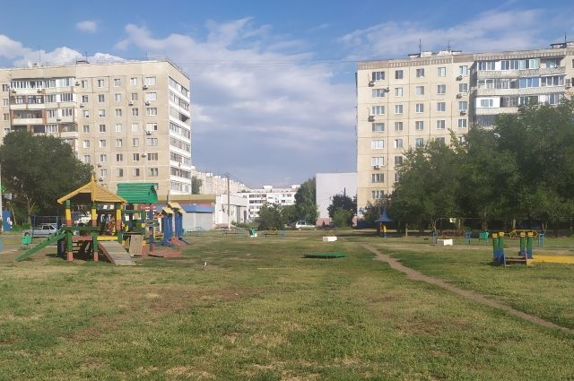 Огромный двор на улице Салмышской, 7 уже через пару месяцев превратится из зелёного пустыря в благоустроенную территорию.