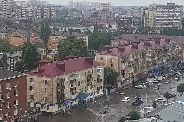 На улице Одесской в Краснодаре машины с капотом уходят под воду, 21.07.2020, около десяти утра.