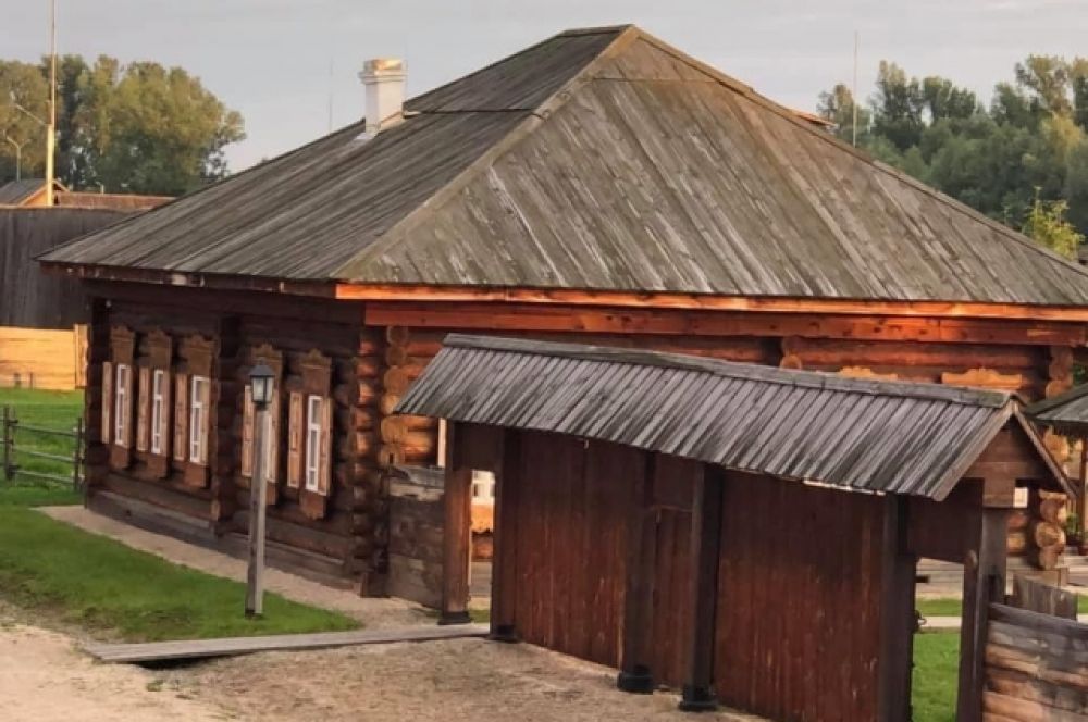 В этом доме тоже можно снять комнату...