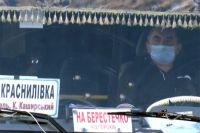 Мужчина в маске на водительском месте в автобусе, захваченном мужчиной, имеющим при себе взрывчатку и оружие.