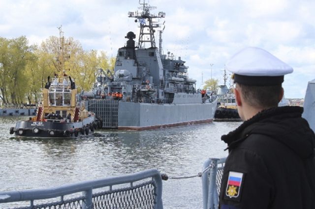 В Кронштадте прошел морской крестный ход с мощами Феодора Ушакова