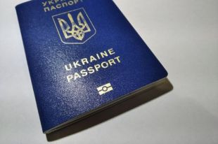Спрос на заграничные паспорта в Украине упал более чем вдвое