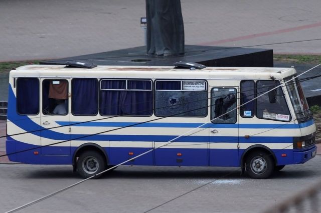 Террорист, захвативший автобус в Луцке, отпустил трёх заложников