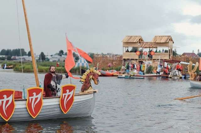 На фестиваль «Русская Тоскания» на берегах Ворсменского озера съезжаются гости из разных городов.