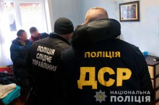 В Черновцах заключенные выманивали деньги через интернет