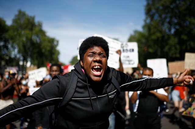 «Мы не рабы!» На фото: очередной митинг британцев с тёмным цветом кожи.