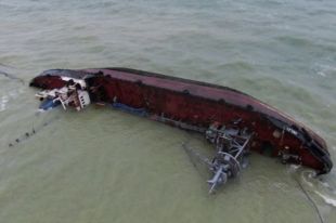 Кабмин призвали признать ситуацию с танкером у берегов Одессы чрезвычайной