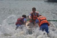 Спасатели за 1,5 часа нашли лодку с испуганным ребенком и доставили его наберег.