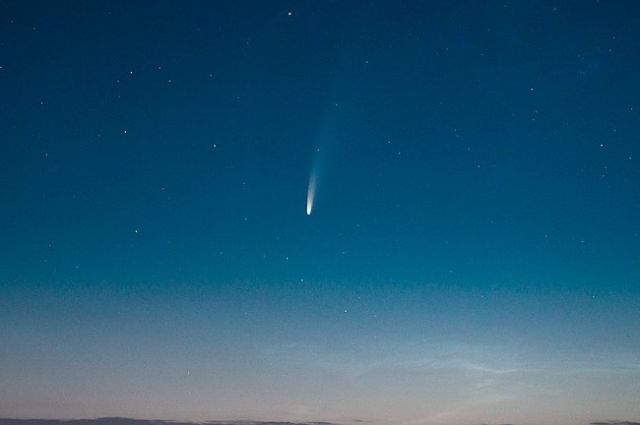 Благодаря темноте степной ночи комету Neowise отчетливо видно над территорией оренбургского заповедника. 