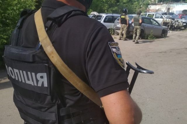 СМИ: захвативший полицейского в Полтаве отпустил заложника и скрылся в лесу
