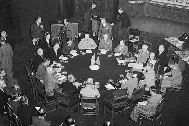Делегации трёх держав-победительниц на Потсдамской конференции за круглым столом конференц-зала в Цецилиенхофе. 17 июля 1945 года.