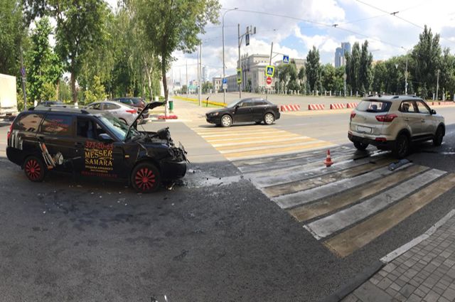 В Самаре «Приора» толкнула Hyundai на женщину на пешеходном переходе