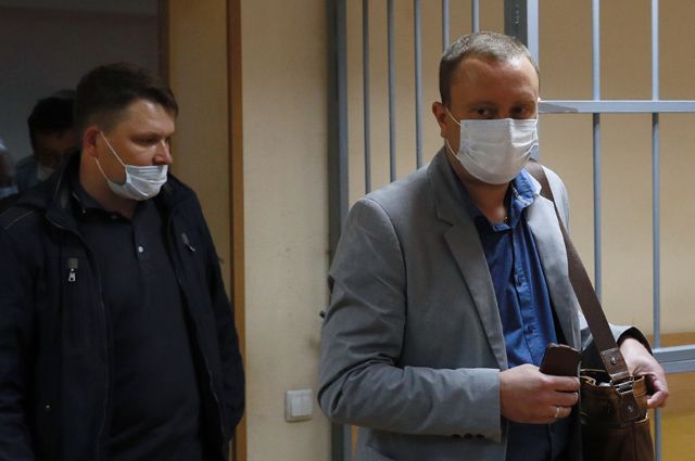 Роман Дунаев (справа) и Александр Круглов, обвиняемые по делу о крушении самолета Кристофа де Маржери, во время оглашения приговора в Солнцевском суде Москвы.