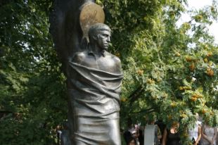 Памятник Высоцкому на Ваганьковском кладбище переделали