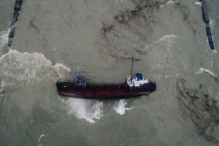 В Одессе произошел масштабный разлив горючего из затонувшего танкера