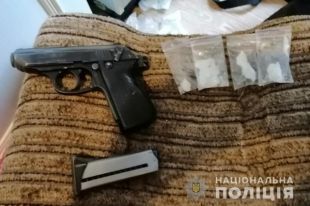 В Сумской области мужчина дома хранил наркотики и оружие