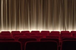 Театры из-за коронавируса откажутся от спектаклей с массовыми сценами