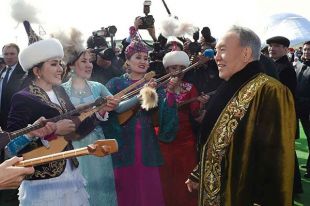 Первый президент Казахстана с удовольствием демонстрирует свои вокальные данные во время праздничных мероприятий. Например, на весенний праздник «Наурыз».