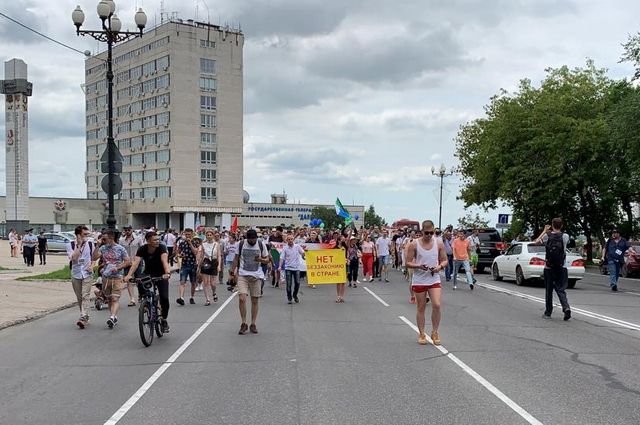 «Мы здесь власть»: в Хабаровске проходит несанкционированный митинг