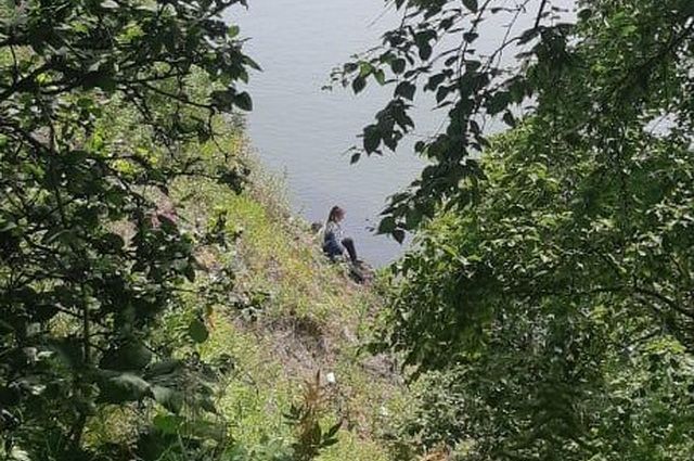 Камчатские спасатели сняли со скалы женщину с дочерью