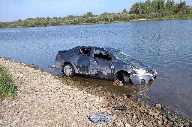 В Березниках Toyota вылетела в промканал, водитель погиб на месте