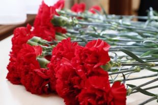 Российские дипломаты в Китае возложили цветы к мемориалу советским воинам