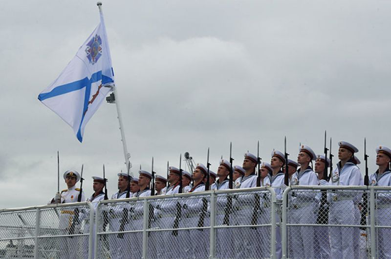 Экипаж гвардейского ордена Нахимова ракетного крейсера «Варяг» на параде в честь Дня ВМФ в бухте Золотой Рог во Владивостоке.