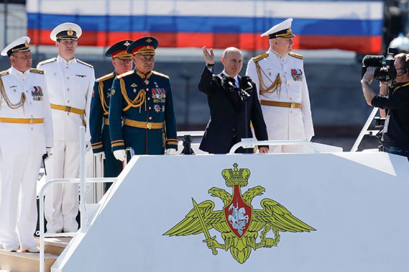 Владимир Путин на Главном военно-морском параде в акватории Невы в Санкт Петербурге.