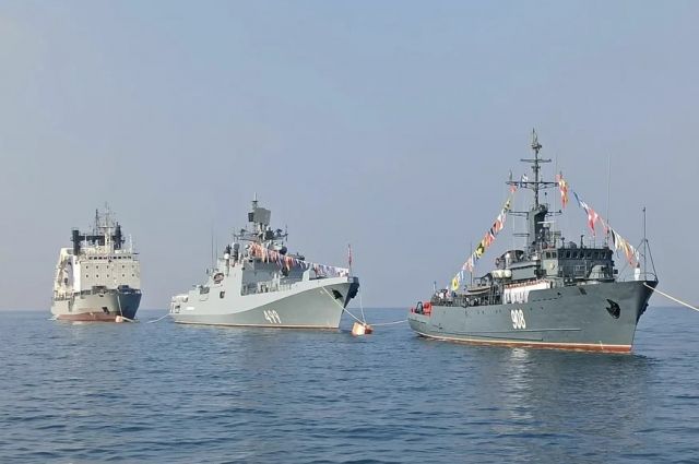 В честь Дня ВМФ России в Сирии прошел парад военных кораблей