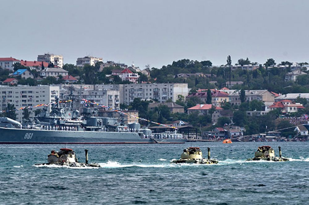 БТР-82А на параде в Севастополе.
