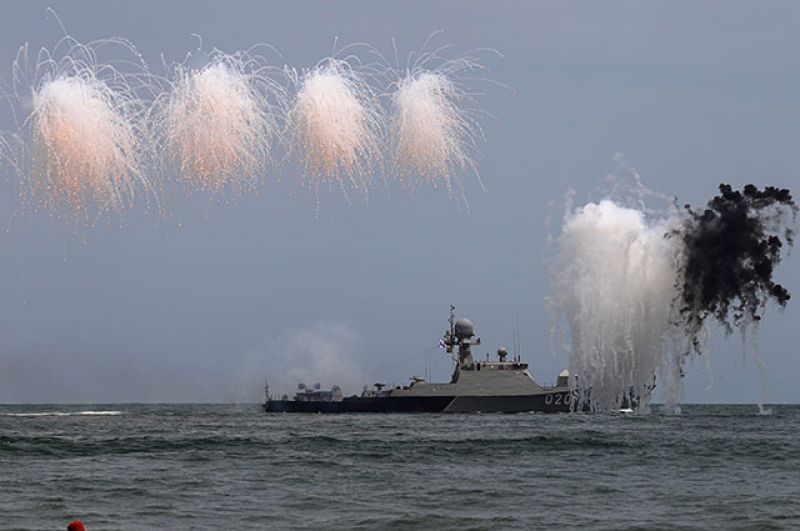 Малый артиллерийский корабль «Махачкала» Каспийской флотилии ВМФ РФ на параде в Каспийске.