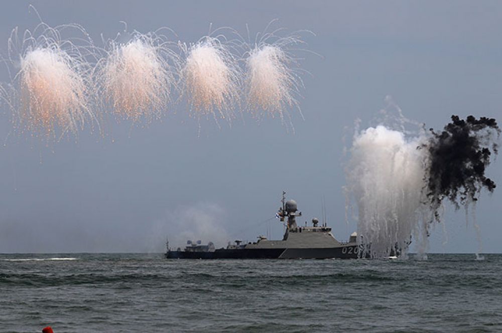 Малый артиллерийский корабль «Махачкала» Каспийской флотилии ВМФ РФ на параде в Каспийске.