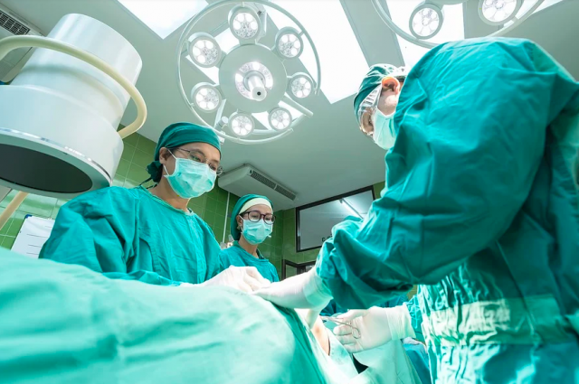 Казанские врачи прооперировали девочку с редкой аномалией груди