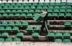 Разбор трибуны для раздачи на память футбольным болельщикам сидений на акции прощания со стадионом «Торпедо» имени Э. А. Стрельцова в Москве.