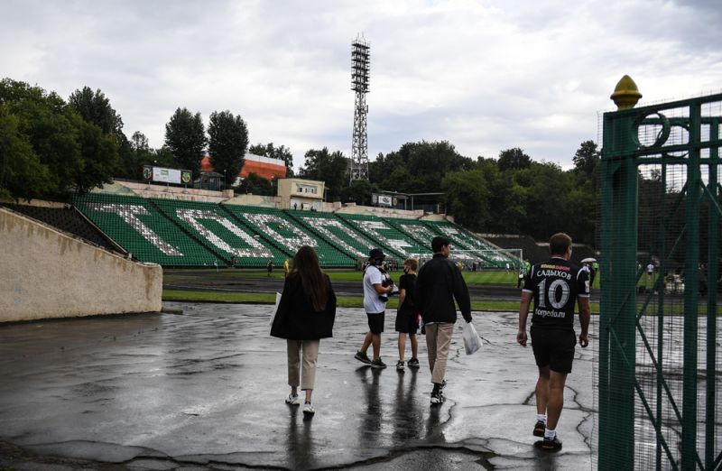 Футбольные болельщики на акции прощания со стадионом «Торпедо» имени Э. А. Стрельцова в Москве.