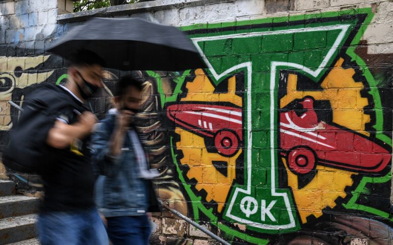 Футбольные болельщики на акции прощания со стадионом «Торпедо» имени Э. А. Стрельцова в Москве.