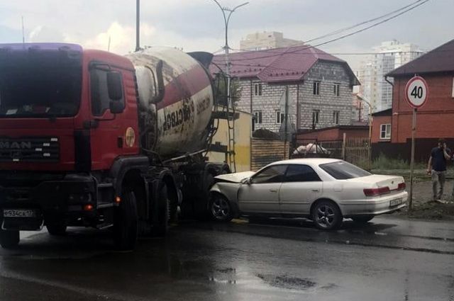 «Тойота» протаранила бетономешалку в Новосибирске