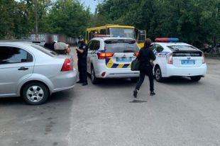 В Киеве двое парней украли маршрутку и гоняли по городу