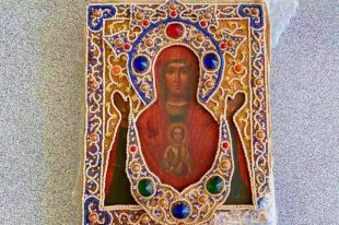 Из Украины пытались вывезти старинные иконы из жемчуга