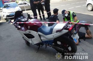 В Киеве пьяный мужчина с ножом отобрал мотоцикл у хозяина