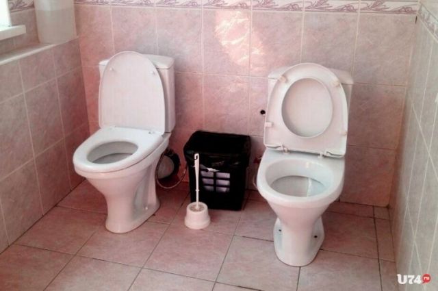 В соцсетях высмеяли туалет без перегородок в мэрии Миасса