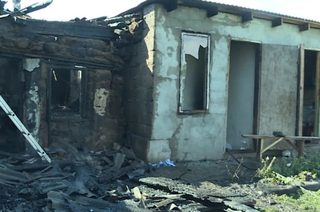 Один удар молнии уничтожил единственное жилье у семьи с ребенком из Сакмарского района.