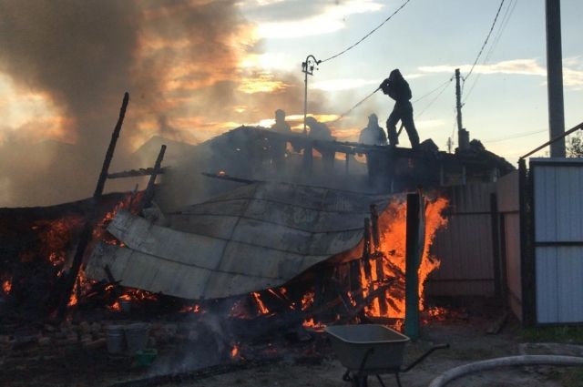 В Новосибирске пожар в частном доме тушили с помощью катера