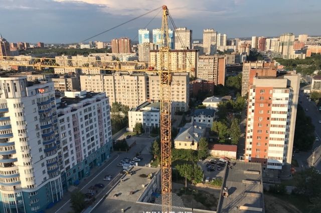 В Новосибирске мужчина залез на башенный кран и требовал зарплату