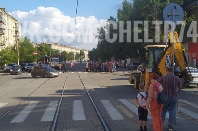 Две иномарки в Челябинске остановили движение трамваев
